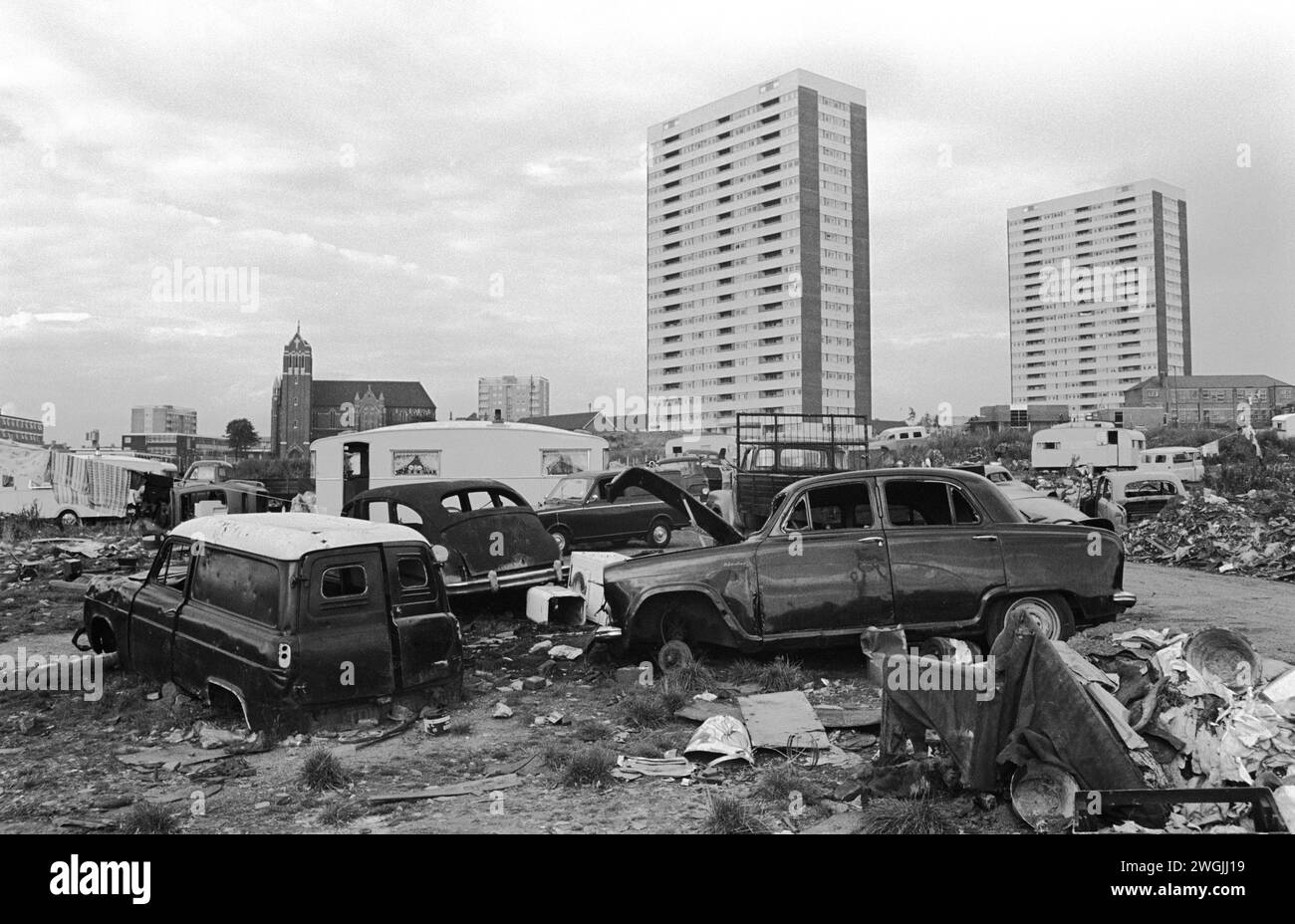 Un campement de voyageurs irlandais gitans et une décharge temporaire de voitures à la ferraille dans une zone de déchets à Balsall Heath, une zone de bidonville du centre-ville. Les caravanes tziganes font partie des voitures à la ferraille. Balsall Heath, Birmingham, Angleterre mars 1968 1960 Royaume-Uni HOMER SYKES Banque D'Images