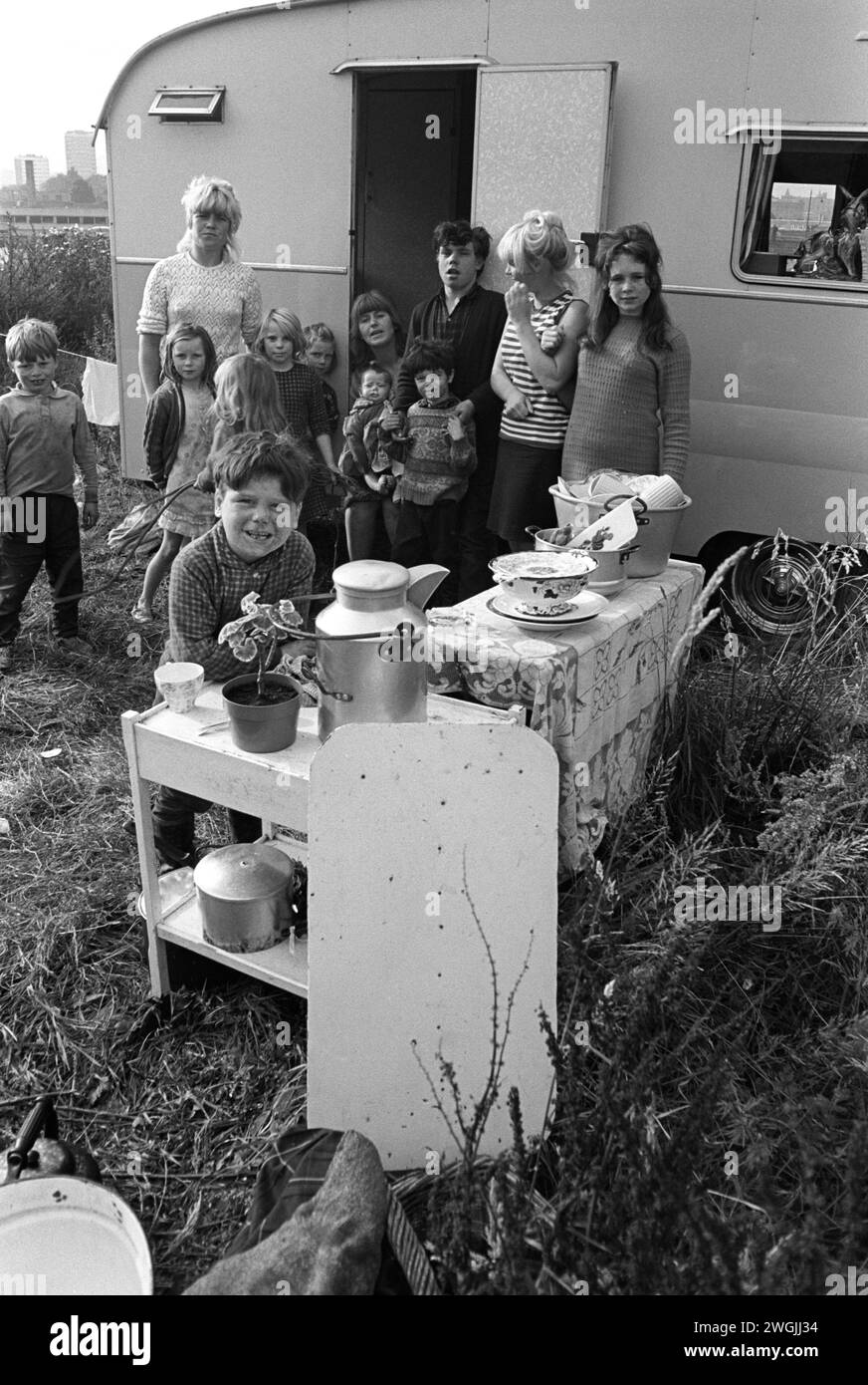 Voyageurs irlandais tziganes, un grand groupe familial de voyageurs, campement du centre-ville et décharge temporaire de voitures à la ferraille dans une décharge de Balsall Heath. Cuisine, vaisselle de l'assiette de nourriture placée soigneusement à l'extérieur de leur caravane. C’est un mauvais présage de cuisiner et de se laver à l’intérieur pour une famille gitane. Balsall Heath, Birmingham, Angleterre mars 1968. ANNÉES 1960 ROYAUME-UNI HOMER SYKES Banque D'Images