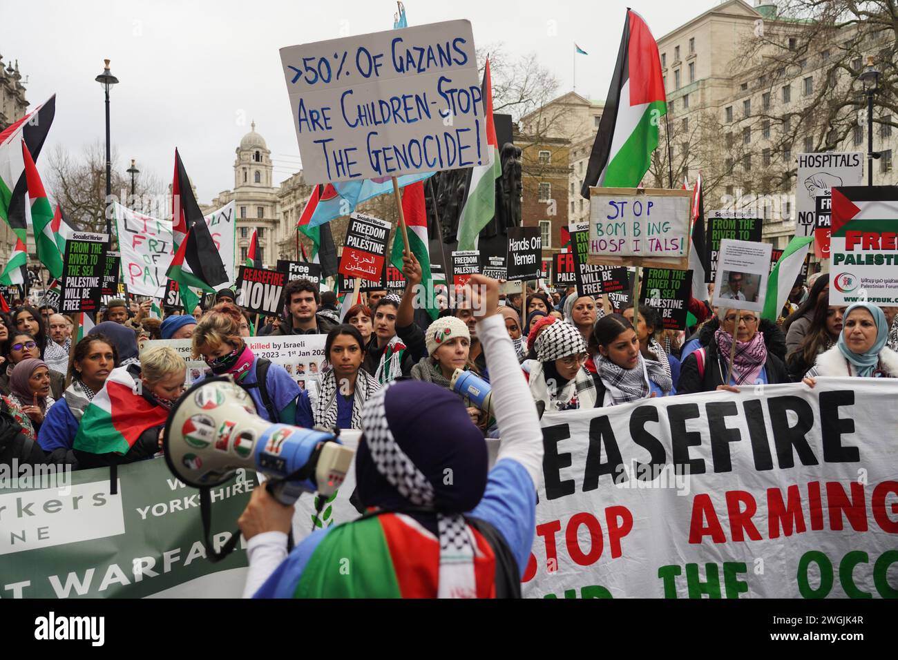 Des centaines de milliers de personnes ont défilé lors de la Marche nationale pour la Palestine à Londres pour exiger un cessez-le-feu permanent à Gaza et la fin du siège de Gaza. Banque D'Images