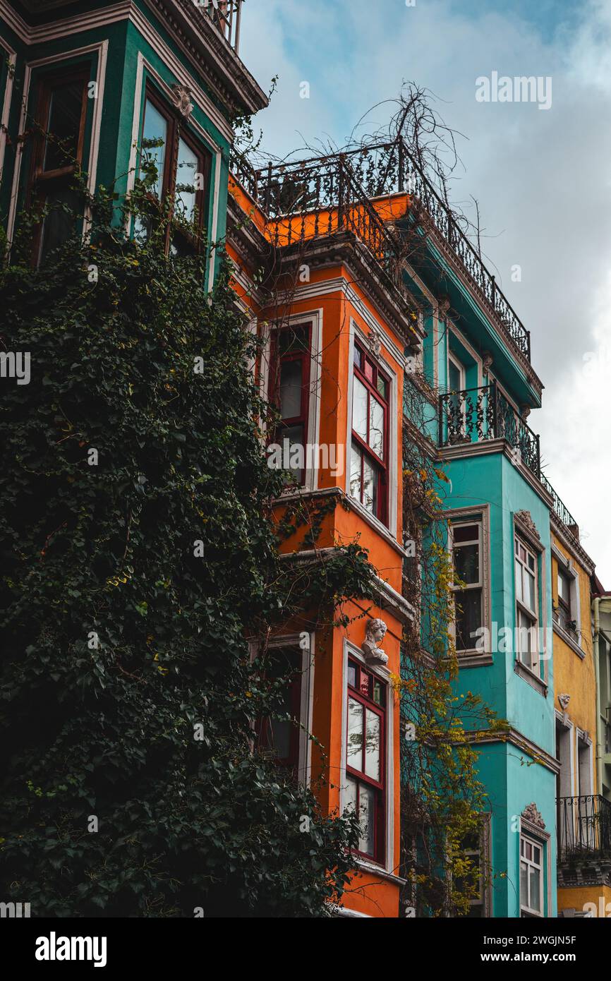 Façades de bâtiments multicolores sous un ciel nuageux à Istanbul, Turquie Banque D'Images