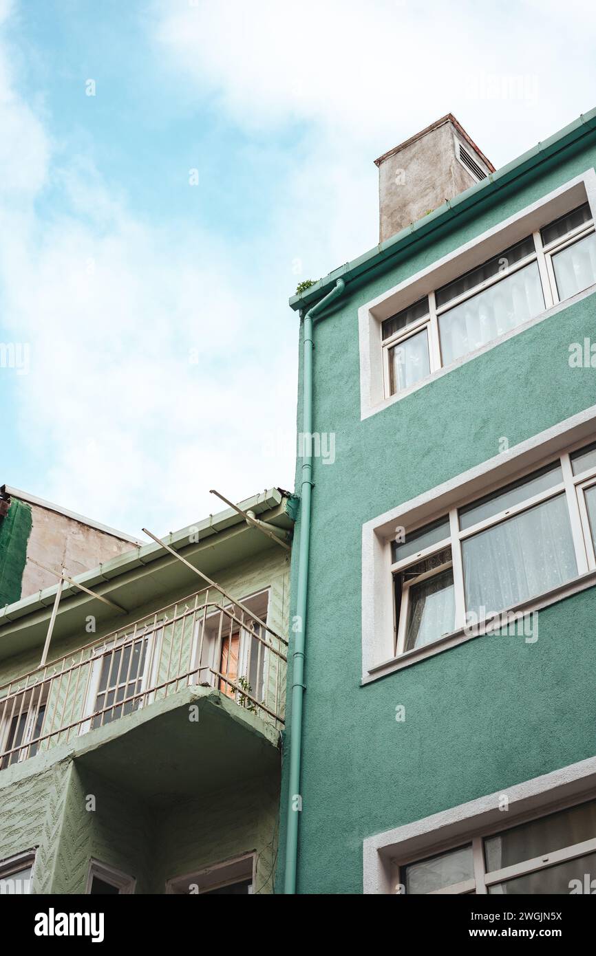 Deux bâtiments architecturaux avec une tour de l'horloge proéminente et des balcons élégants à Istanbul, Turquie Banque D'Images