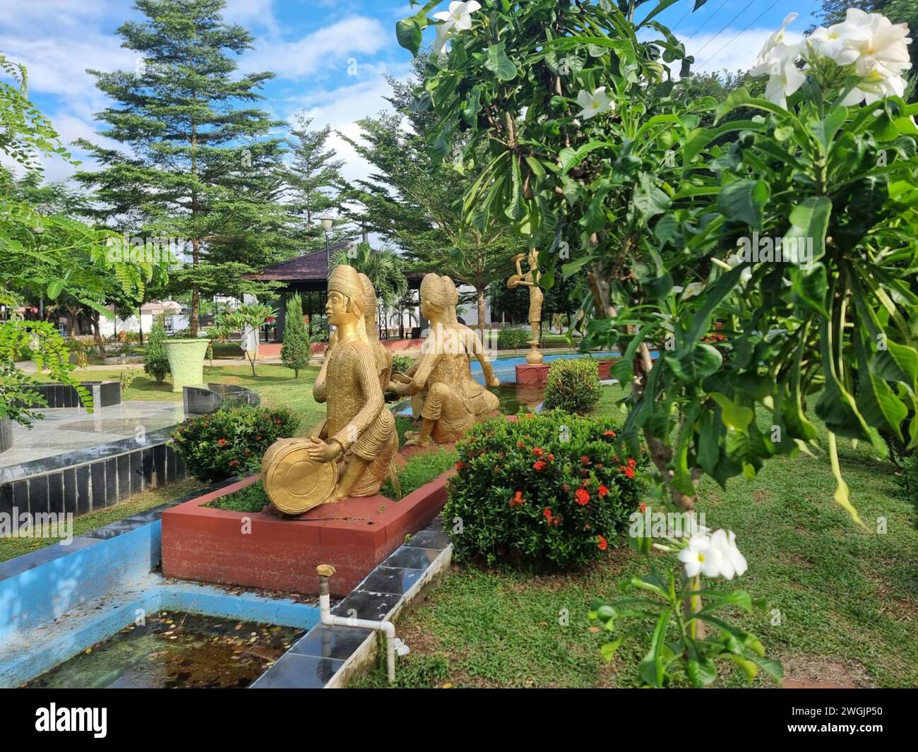 Des statues dorées de musiciens locaux décorent le jardin du mémorial de guerre Albert EKKA à Lichu Bagan, à la périphérie d'Agartala. Lance Naik Albert EKKA, PVC était un soldat dans l'armée indienne. Il est tué au combat lors de la bataille de Gangasagar, pendant la guerre indo-pakistanaise de 1971. Il a reçu à titre posthume le Param Vir Chakra, la plus haute distinction de l'Inde pour sa bravoure face à l'ennemi, le Pakistan. Tripura, Inde. Banque D'Images