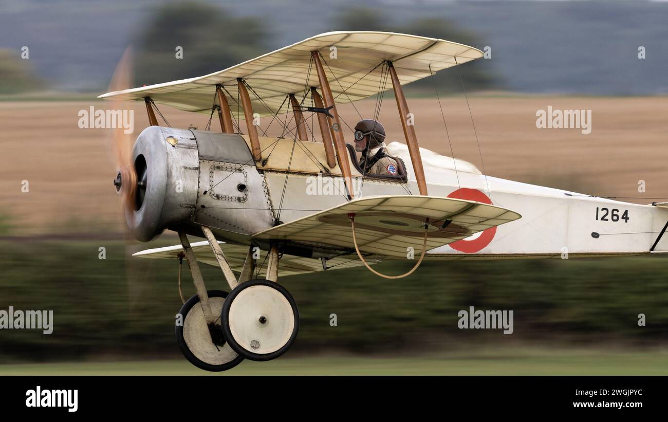 Old Warden, Royaume-Uni - 2 octobre 2022 : avion vintage Bristol Scout en vol bas au-dessus de l'aérodrome sur la finale à l'atterrissage Banque D'Images