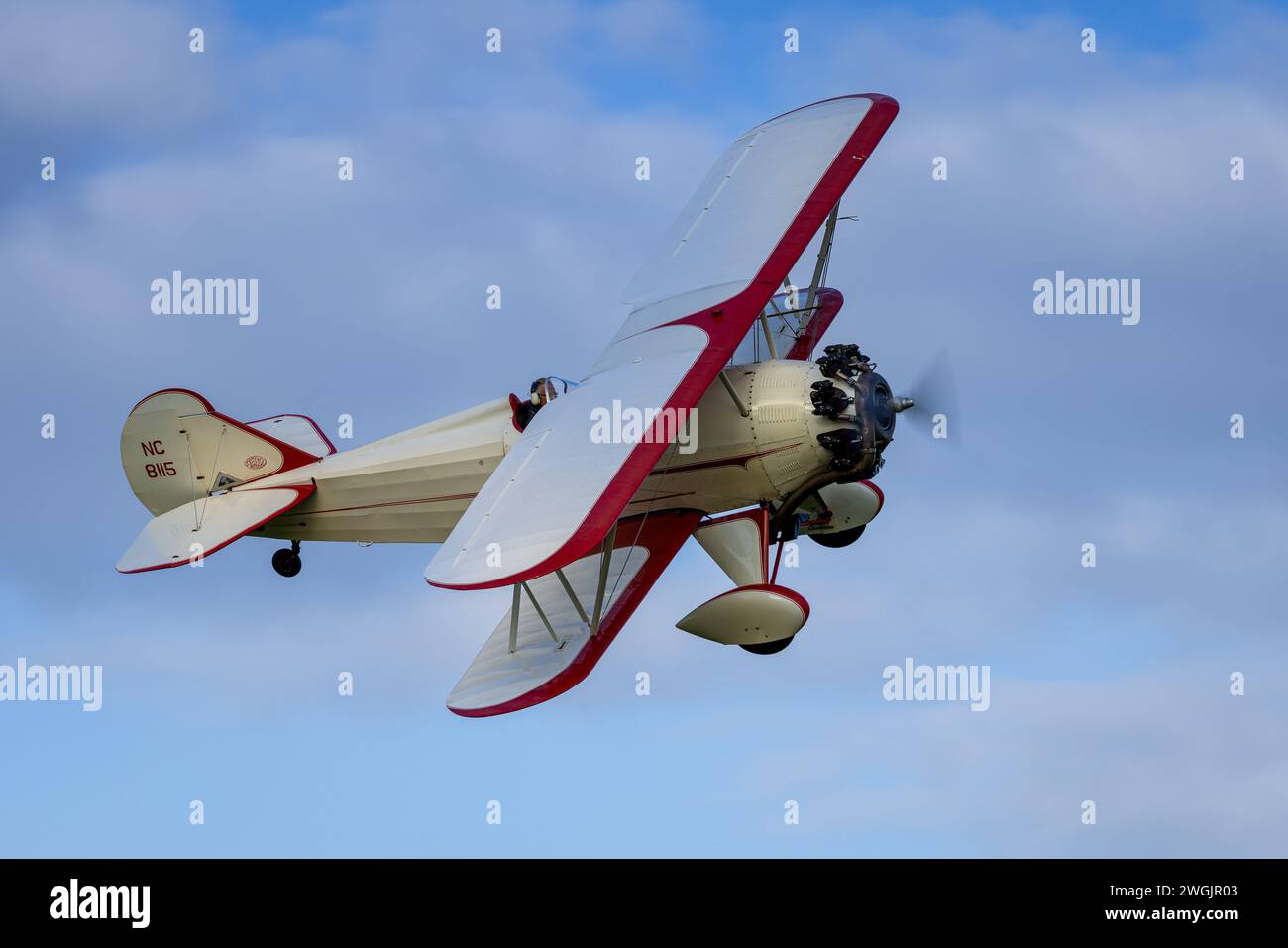 Old Warden, Royaume-Uni - 2 octobre 2022 : avion d'époque Curtiss wright Travel air 4000 vole près du sol Banque D'Images