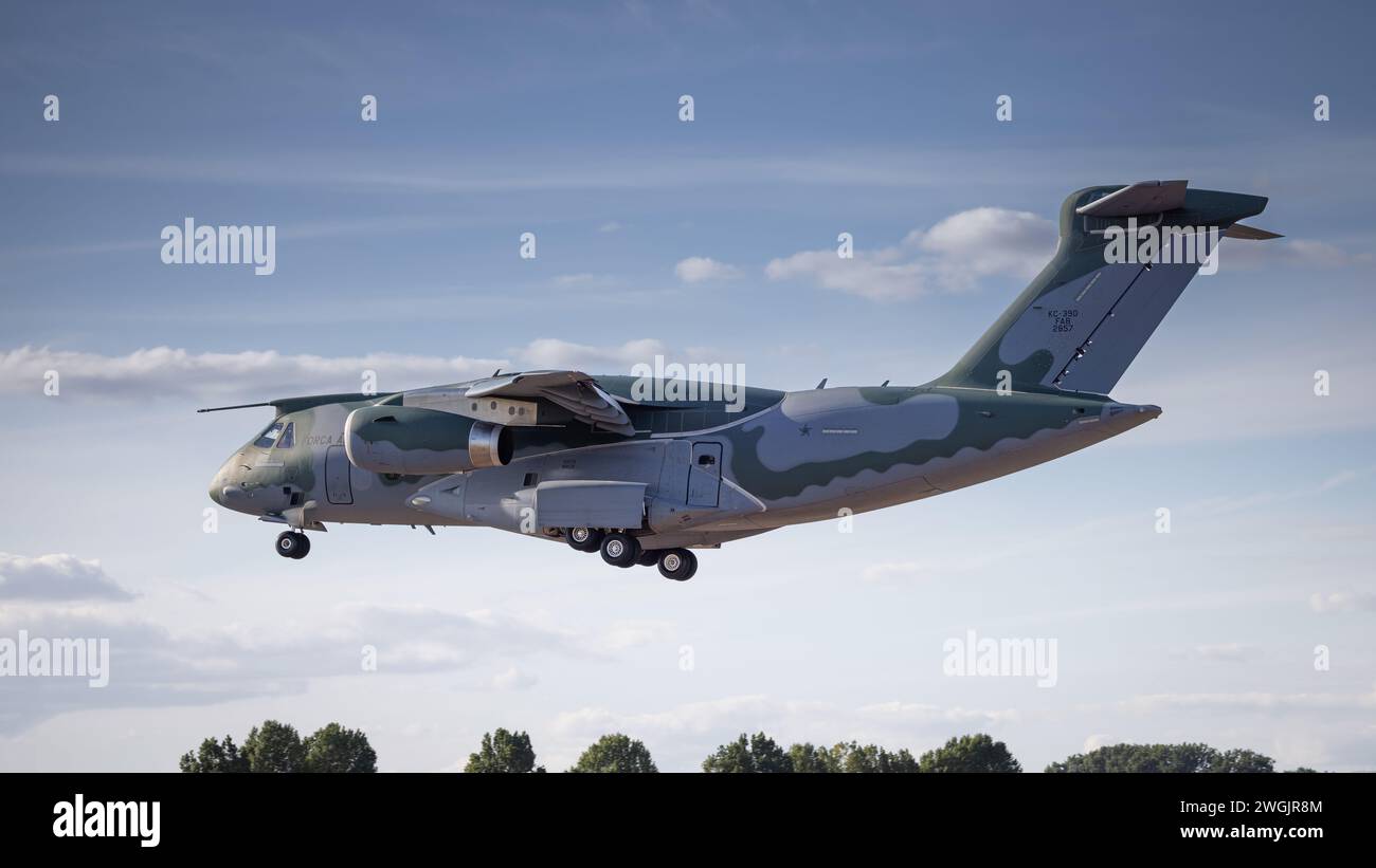 Fairford, Royaume-Uni - 14 juillet 2022 : avion de transport militaire brésilien Embraer KC-390 atterrissant à l'aérodrome Banque D'Images