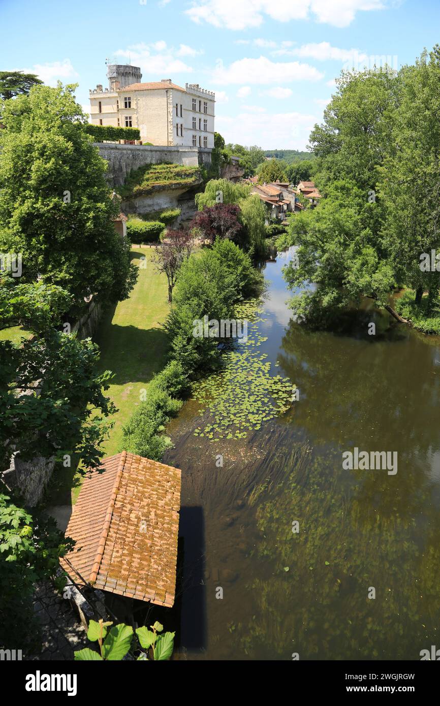 Le village de Bourdeilles, ses deux châteaux (moyen âge et Renaissance) est traversé par la Dronne. Bourdeilles était le siège de l'un des quatre Banque D'Images