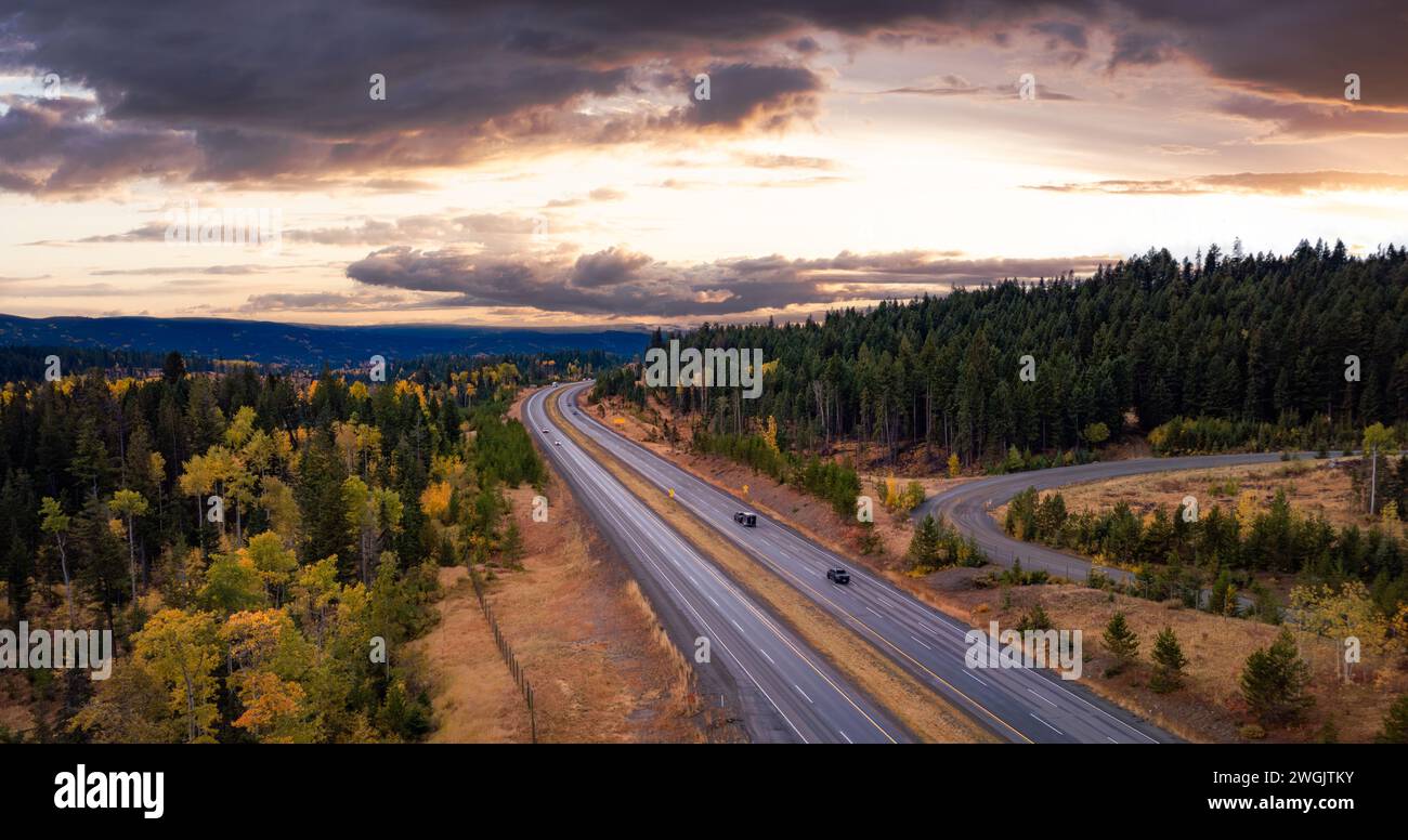Autoroute dans la vallée pendant le lever du soleil. Kamloops, C.-B., Canada. Route panoramique Banque D'Images
