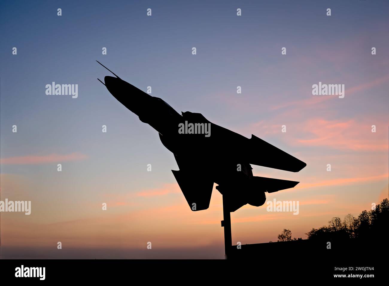 Le soleil se lève derrière la silhouette de l'avion de chasse MIG-29 de l'armée de l'air indienne exposée au NDA chowk à Pune. Banque D'Images