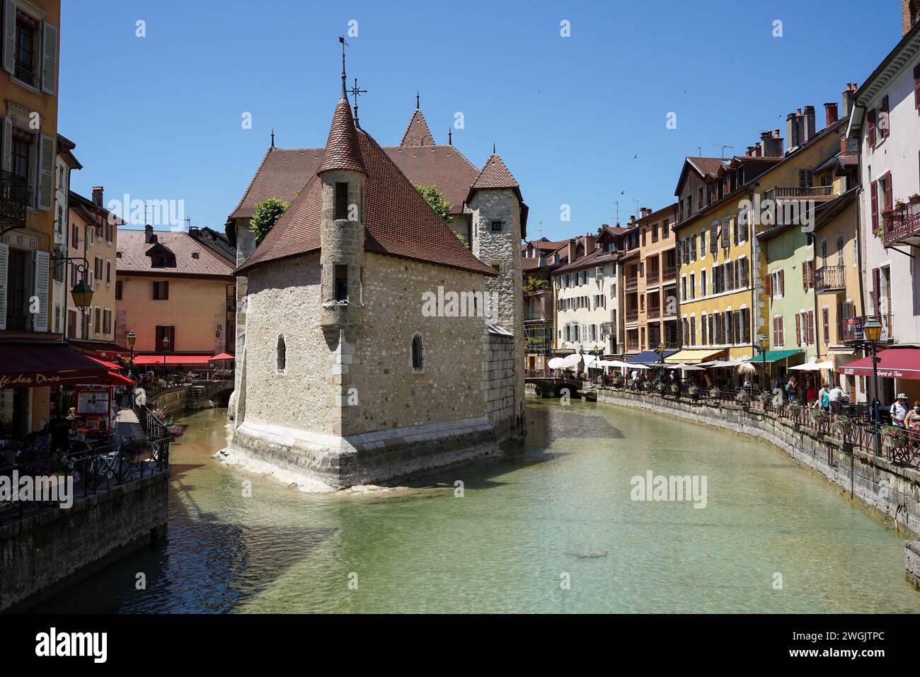 Annecy, France - 14 juin 2021 : Château médiéval historique (le Palais de Ille) au milieu du canal Thiou Banque D'Images