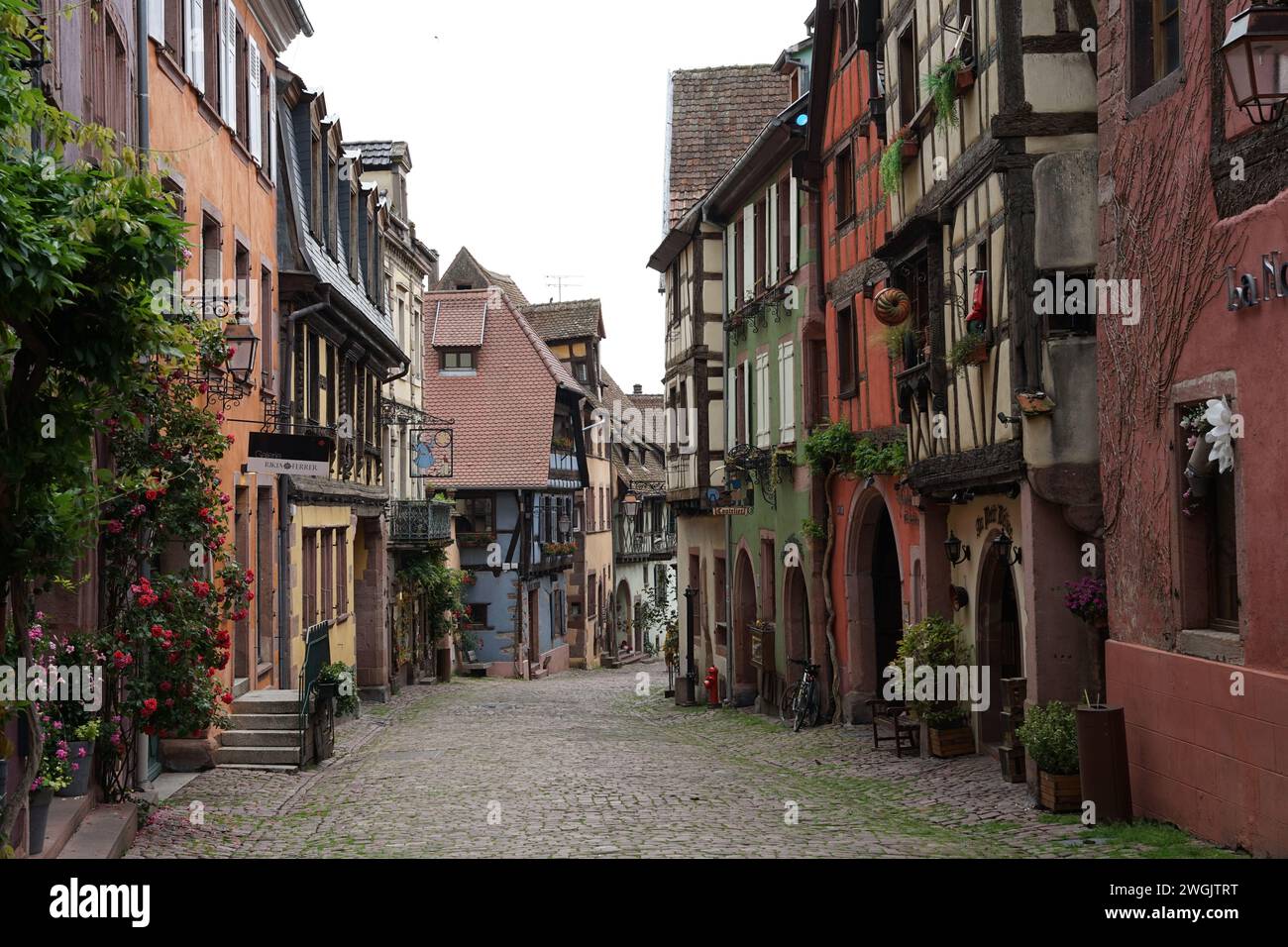 Riquewihr, Alsace, France - 10 juin 2021 : centre-ville historique avec de vieilles maisons à colombages colorées, destination touristique populaire Banque D'Images