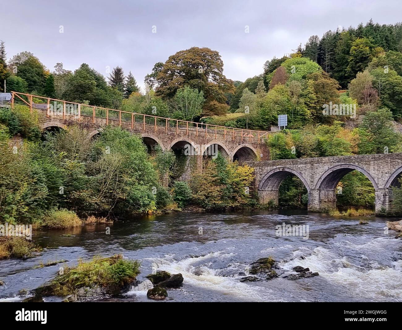 Glisser le long du canal Llangollen à travers la vallée de la Dee dans le nord du pays de Galles dans un bateau étroit à fond plat à une vitesse maximale de 4 miles / heure est l'une des vacances les plus relaxantes et mémorables. L'aqueduc est l'un des plus grands exploits d'ingénierie sur le réseau de canaux et un bateau étroit, (un engin spécialisé pour opérer sur les canaux étroits d'Angleterre, d'Écosse et du pays de Galles) est la meilleure façon de le naviguer. Une section de 18 km du canal allant du pont Gledrid près de Rhoswiel aux chutes Horseshoe, qui comprend l'aqueduc de Chirk et l'aqueduc de Pontcysyllte, a été déclarée patrimoine mondial S. Banque D'Images