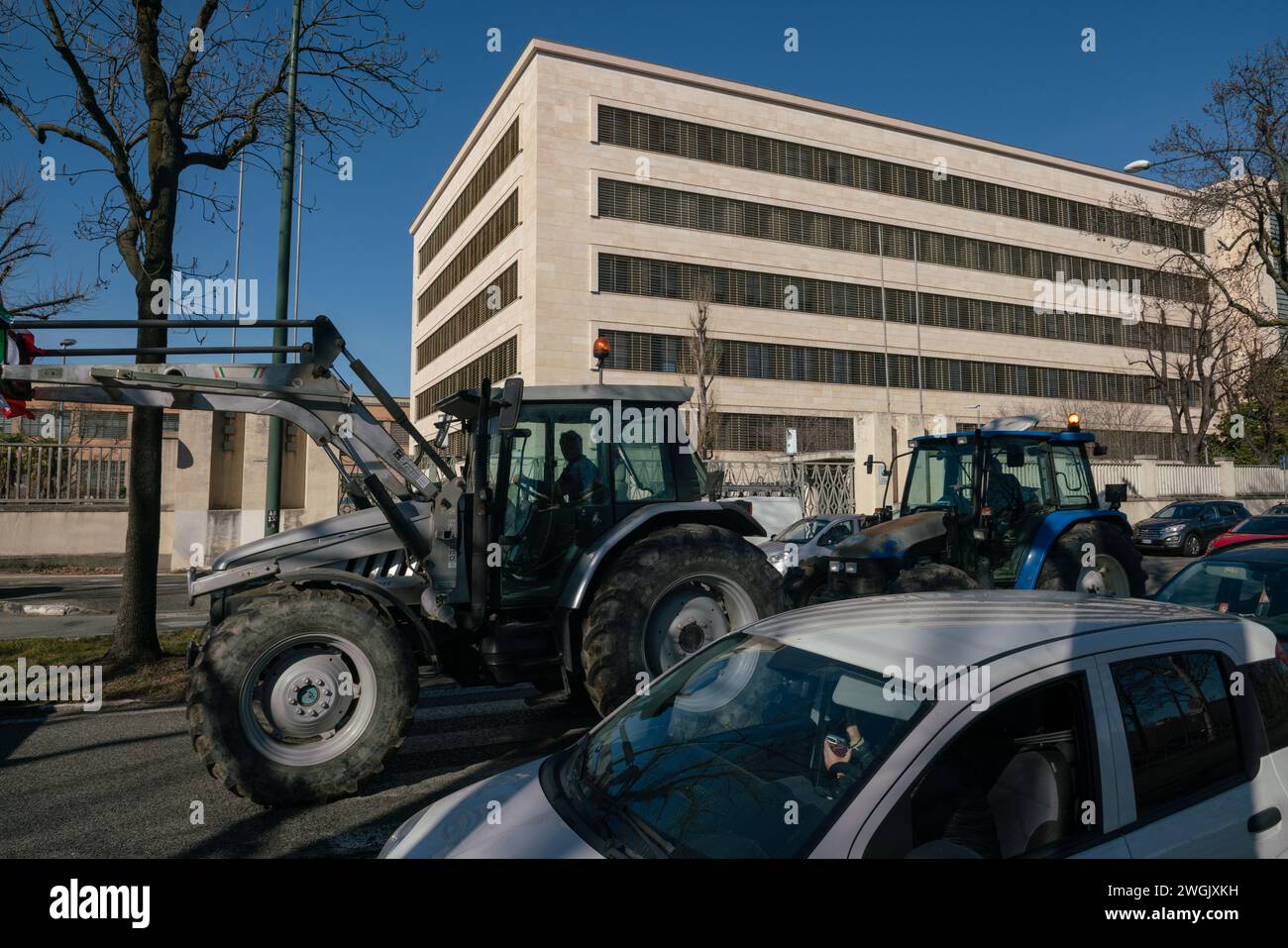 Démonstrations d'agriculteurs avec tracteurs et barrages routiers en Italie et en Europe, devant l'usine FCA mirafiori. News blocage straffique pour les lois européennes. Banque D'Images