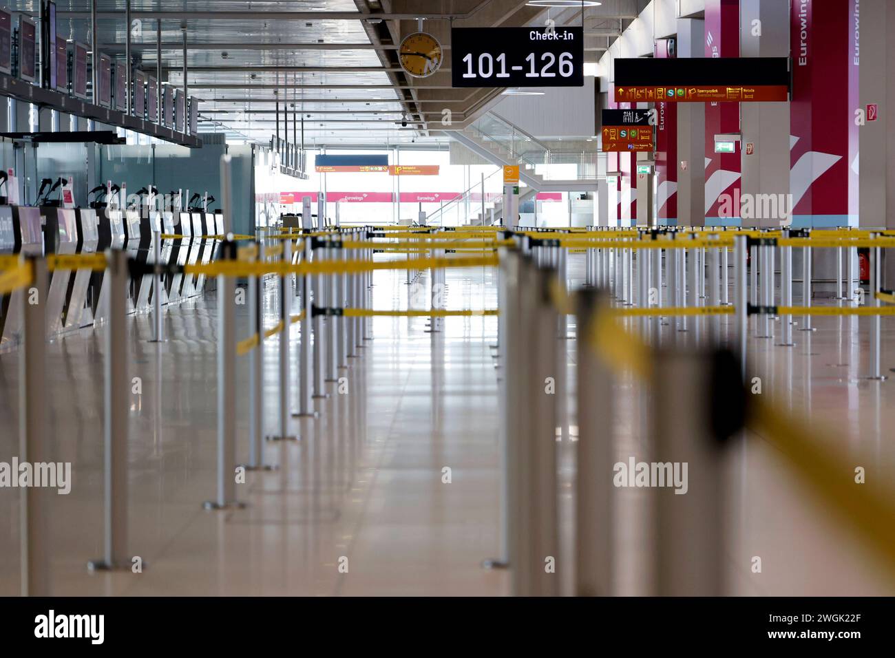 AM Flughafen Köln/Bonn werden viele Flüge annulliert oder umgeleitet. Die Gewerkschaft Verdi Hat die Belegschaften der privaten Sicherheitsunternehmen an Elf Flughäfen zu einem ganztägigen Warnstreik aufgerufen. Themenbild, Symbolbild Köln, 01.02.2024 NRW Deutschland *** de nombreux vols sont annulés ou détournés à l'aéroport de Cologne Bonn le syndicat Verdi a appelé le personnel des sociétés de sécurité privées de onze aéroports à faire une grève d'avertissement d'une journée image thème, image symbolique Cologne, 01 02 2024 NRW Allemagne Copyright : xChristophxHardtx Banque D'Images