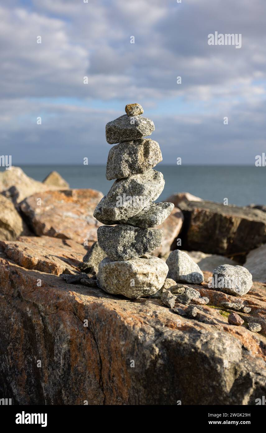 Équilibre et harmonie, fond de jardin en pierre zen japonais. Les pierres de granit noir foncé sur grand symbolisent la concentration et la relaxation. Rock Zen Pyramide Banque D'Images