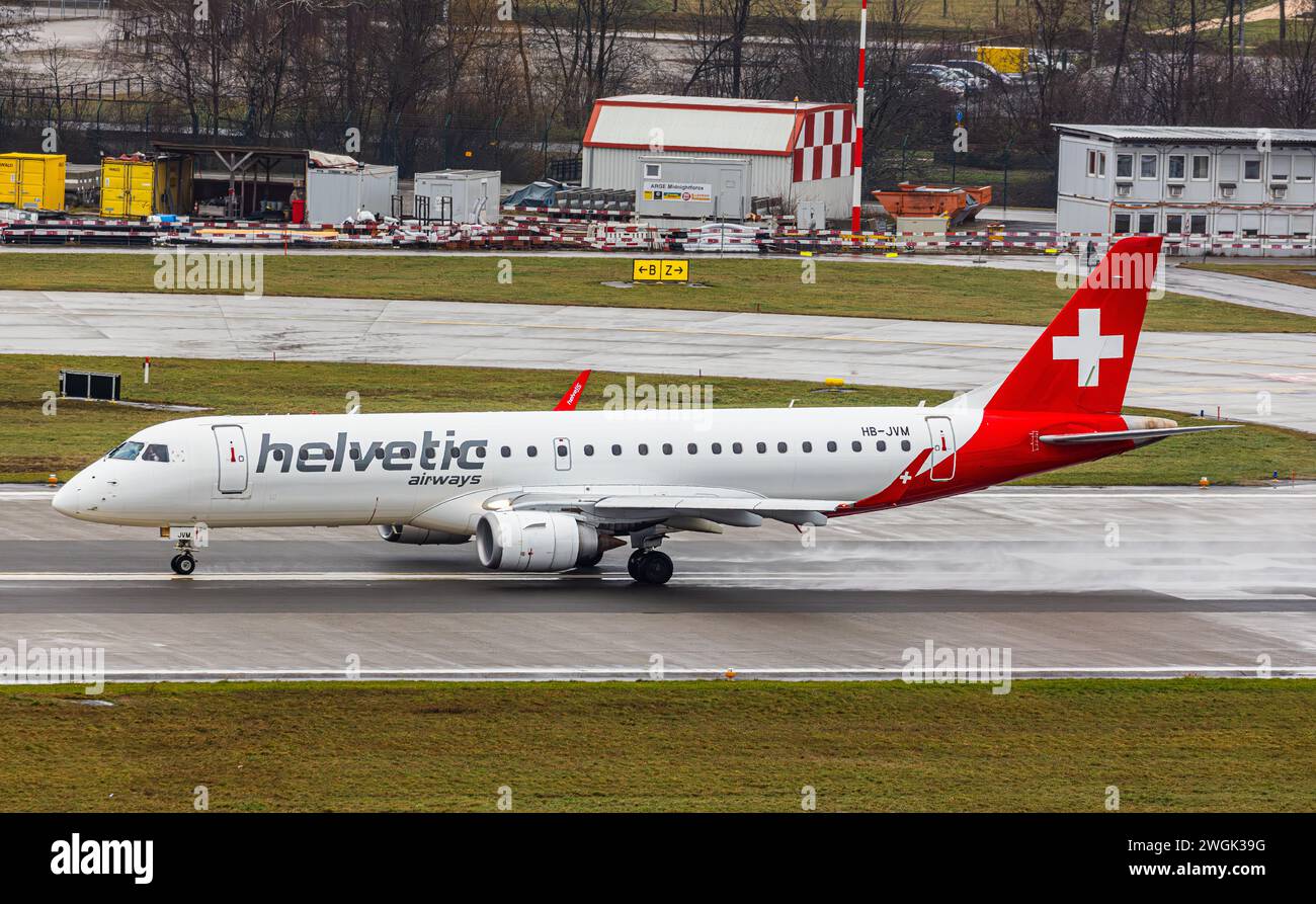 Ein Embraer 190LR von Helvetic Airways startet von Startbahn 28 des Flughafen Zürich. Enregistrement HB-JVM. (Zürich, Schweiz, 06.01.2024) Banque D'Images