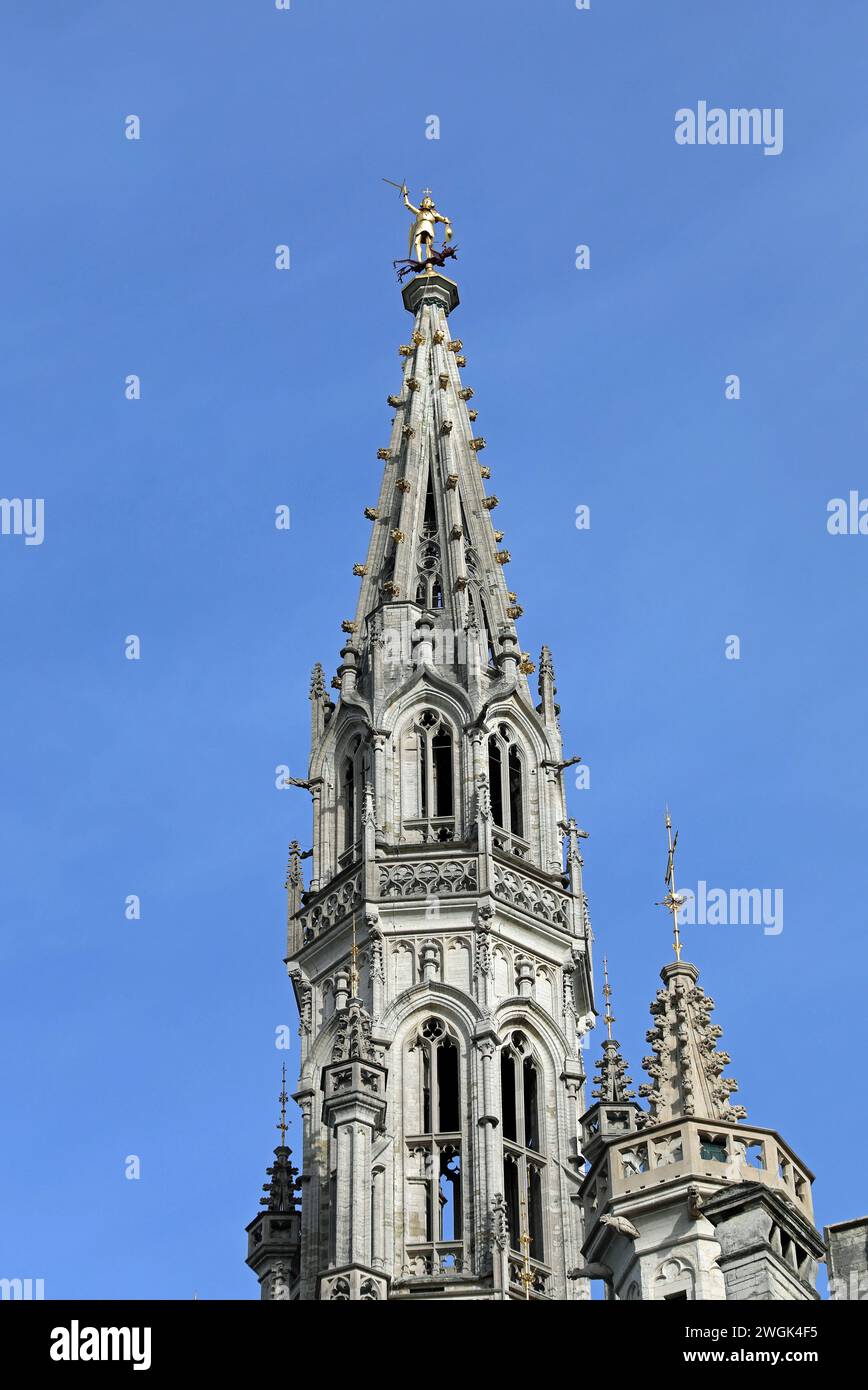 Flèche de la mairie de Bruxelles surmontée de la réplique de la statue de Saint Michel tuant un démon Banque D'Images
