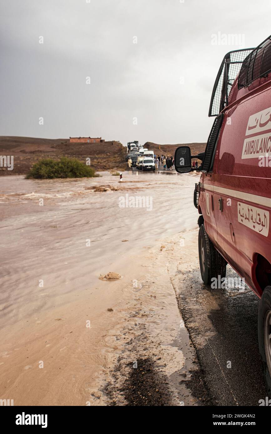 Crues soudaines à Merzouga, une petite ville marocaine dans le désert du Sahara, près de la frontière algérienne. Il est connu comme une porte d’entrée vers Erg Chebbi, une immense étendue de dunes de sable au nord de la ville. À l’ouest de Merzouga, Dayet Srji est un lac salé saisonnier qui est souvent sec en été. Lorsqu'il est plein, il attire un large éventail d'oiseaux migrateurs et désertiques, y compris les parulines du désert, les cauchemars égyptiens et, occasionnellement, les flamants roses. Maroc. Banque D'Images