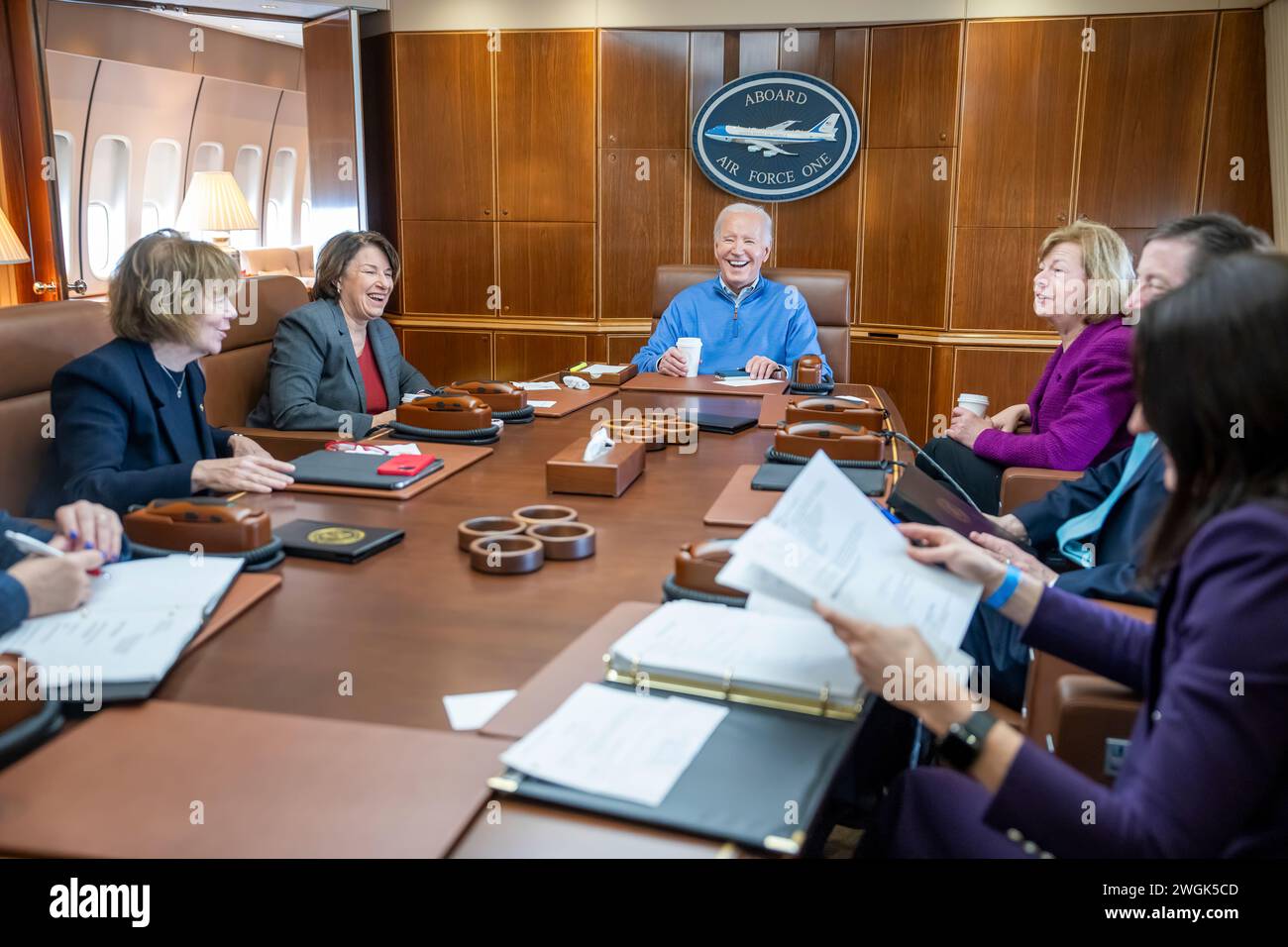 Le président Joe Biden rencontre la sénatrice du Wisconsin Tammy Baldwin (d) et les sénatrices du Minnesota Amy Klobuchar et Tina Smith (d) à bord d’Air Force One, le jeudi 25 janvier 2024, en route pour un événement d’infrastructure à Superior, Wisconsin. (Photo officielle de la Maison Blanche par Adam Schultz) Banque D'Images