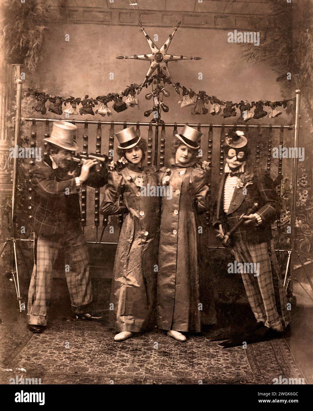 Deux clowns et deux femmes en costumes de cirque 1890 Banque D'Images