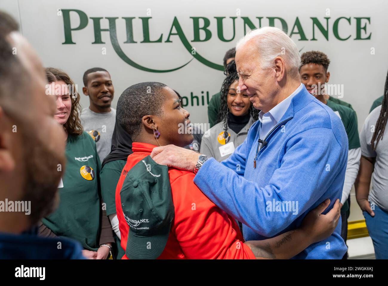 Le président Joe Biden pose pour une photo de groupe avec des bénévoles à Philabondance, une organisation de lutte contre la faim à Philadelphie, le lundi 15 janvier 2024, à l'occasion du Martin Luther King, Jr. Jour de service. (Photo officielle de la Maison Blanche par Adam Schultz) Banque D'Images