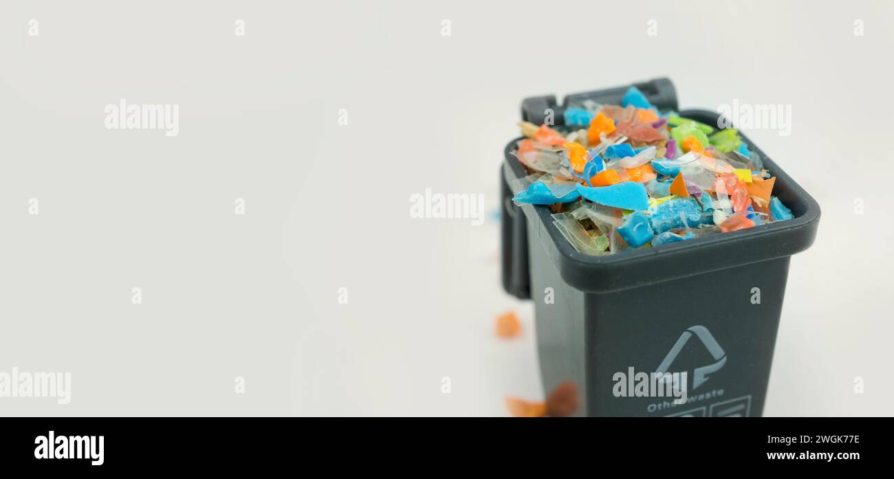 Photo macro d'une mini poubelle en plastique pleine de micro-plastiques. Concept de pollution de l'eau et réchauffement climatique. Prise de vue macro avec faible profondeur de champ Banque D'Images