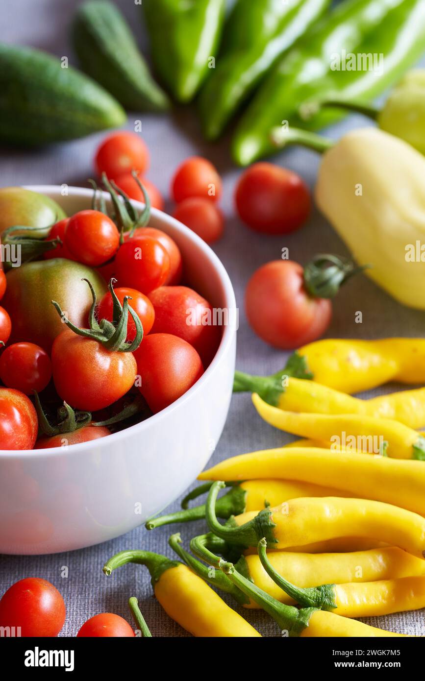 Tomates, concombres et piments bio faits maison sains Banque D'Images