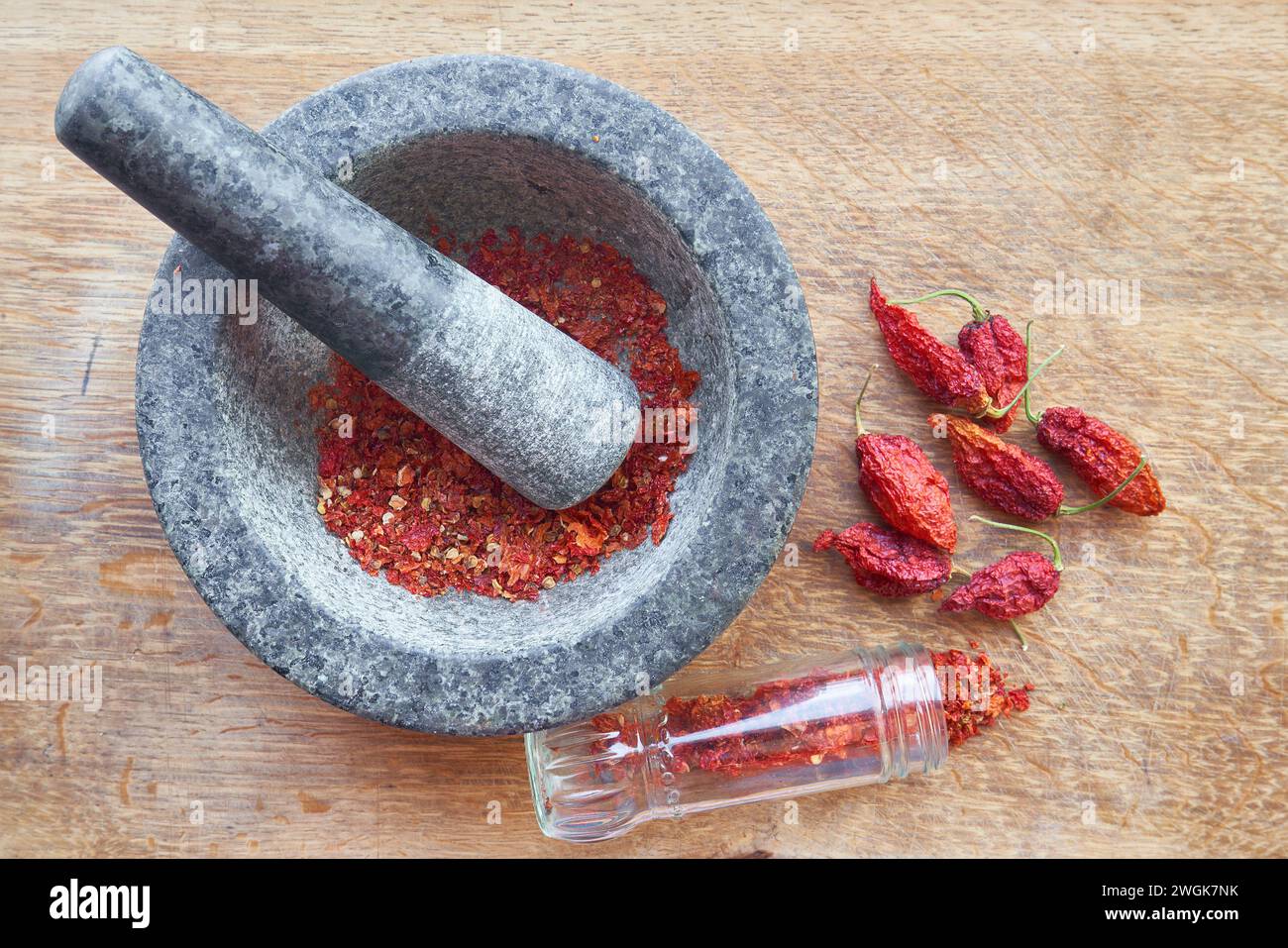 Piments forts séchés Jolokia Bhut dans un mortier Banque D'Images