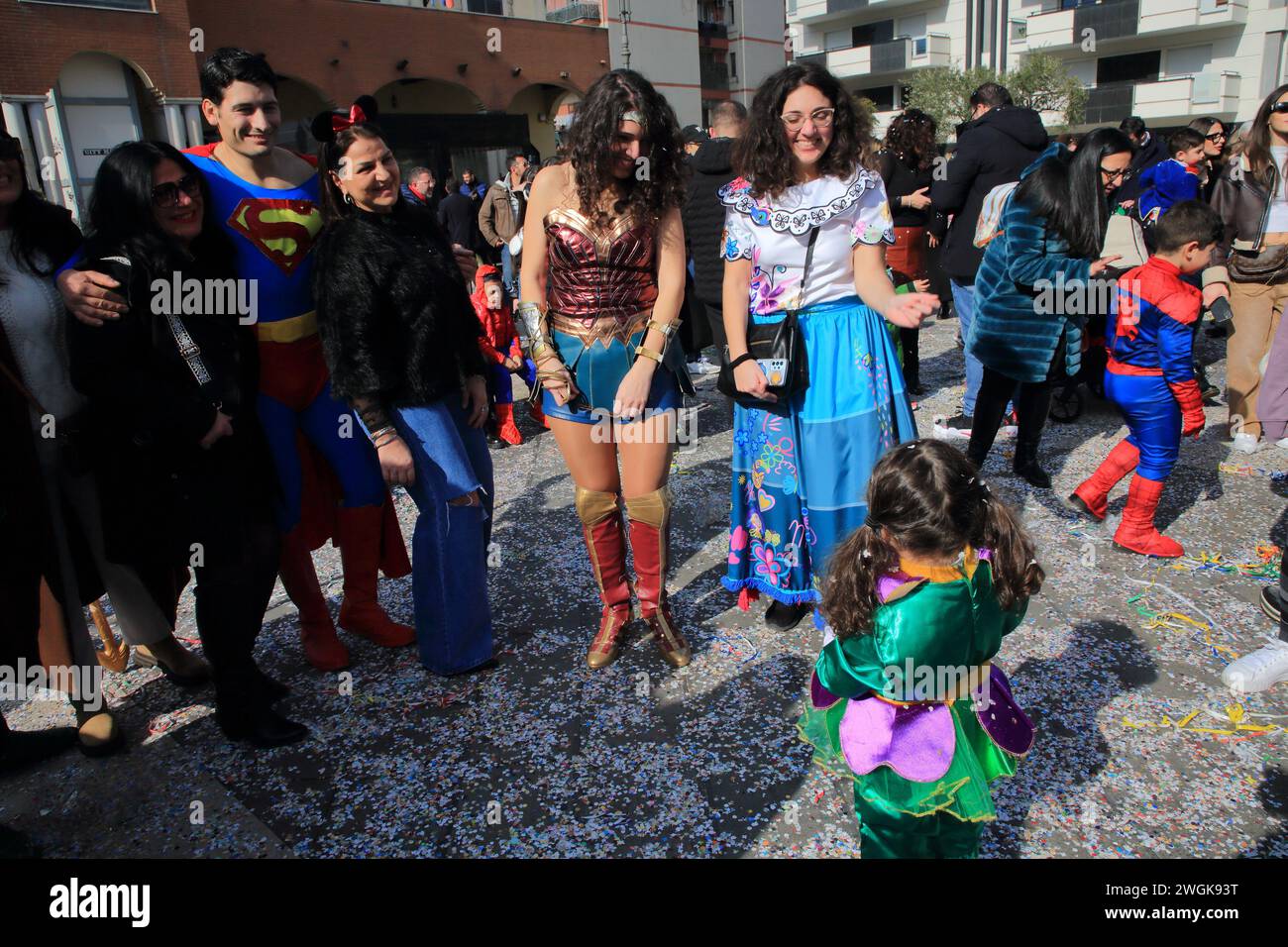 Les acteurs de Cosplayer portent des costumes de personnages célèbres de dessins animés et de films pour enfants. Marvel People pose avec des enfants pour une photo souvenir sur le carnaval d Banque D'Images