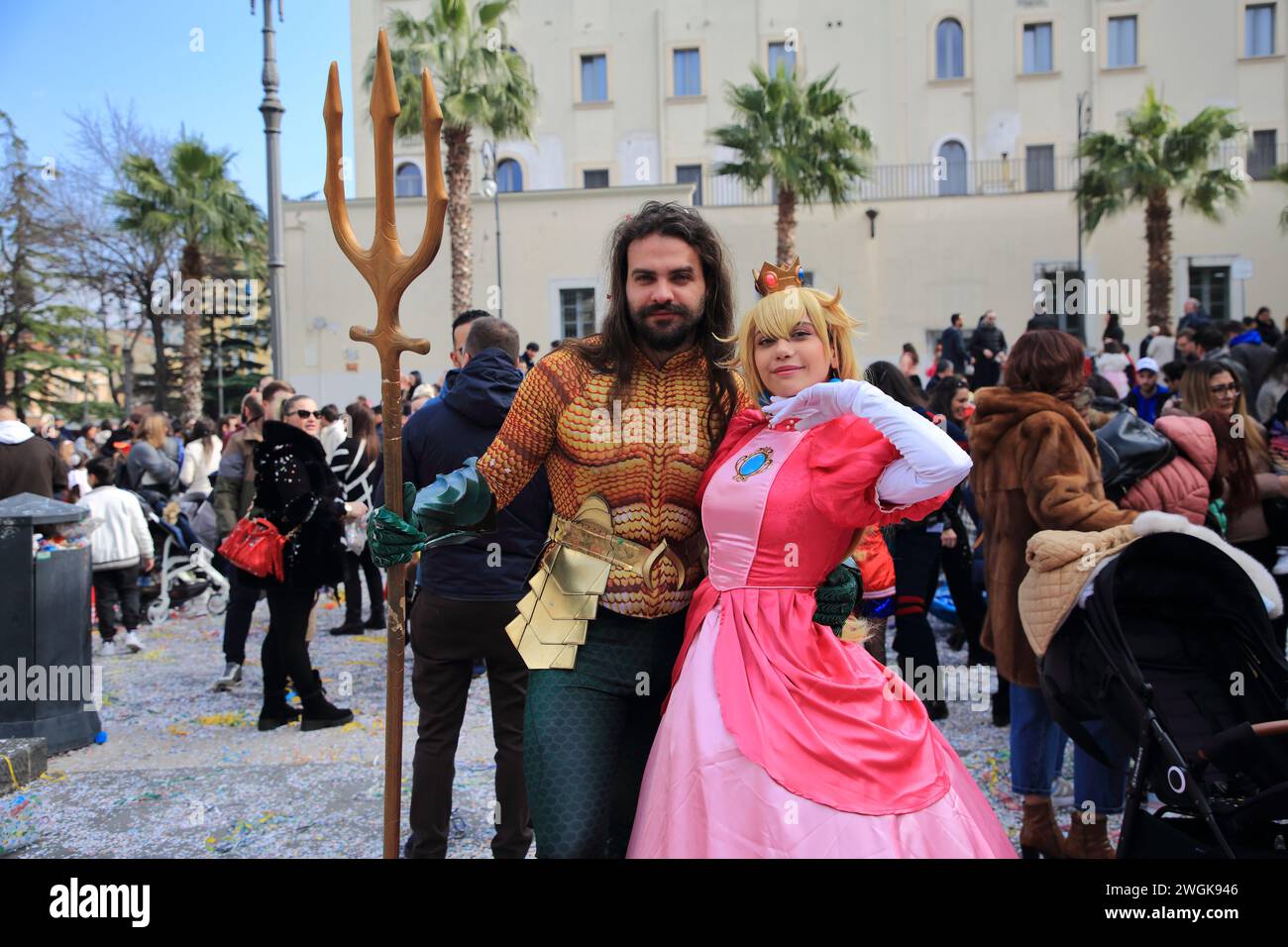 Les acteurs de Cosplayer portent des costumes de personnages célèbres de dessins animés et de films pour enfants. Marvel People pose avec des enfants pour une photo souvenir sur le carnaval d Banque D'Images