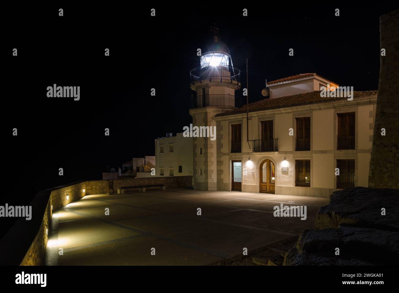 Phare de nuit à Peniscola, Castellon, Espagne Banque D'Images