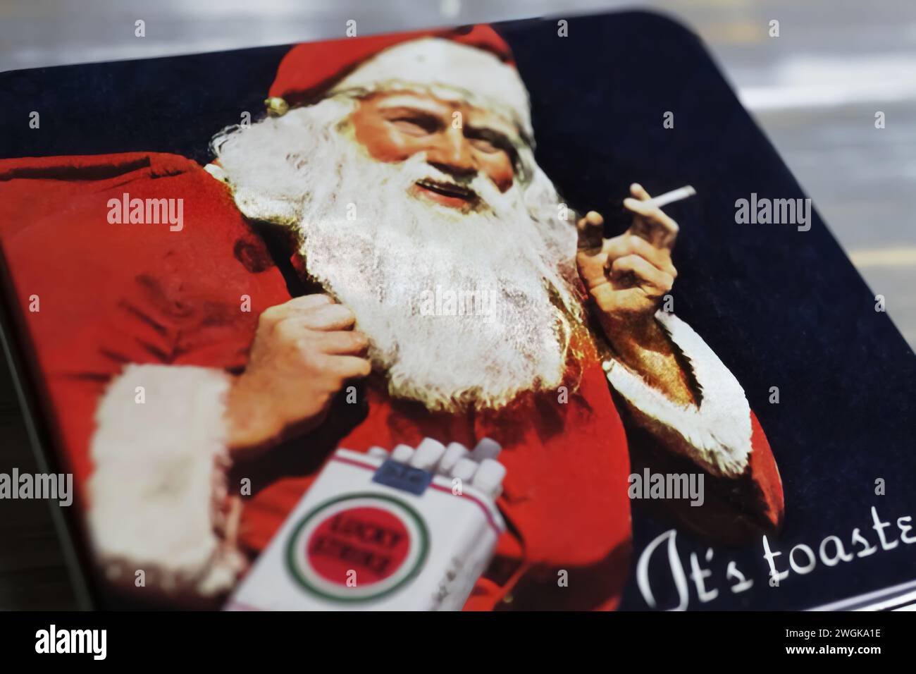 Viersen, Allemagne - 9 janvier. 2024 : gros plan d'une vieille boîte à cigarettes avec une publicité Lucky Strike avec le père noël fumant Banque D'Images Viersen, Allemagne - 9 janvier. 2024 : gros plan d'une vieille boîte à cigarettes avec une publicité Lucky Strike avec le père noël fumant Banque D'Images