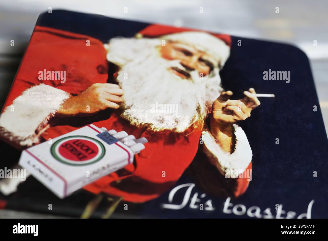 Viersen, Allemagne - 9 janvier. 2024 : gros plan d'une vieille boîte à cigarettes avec une publicité Lucky Strike avec le père noël fumant Banque D'Images Viersen, Allemagne - 9 janvier. 2024 : gros plan d'une vieille boîte à cigarettes avec une publicité Lucky Strike avec le père noël fumant Banque D'Images