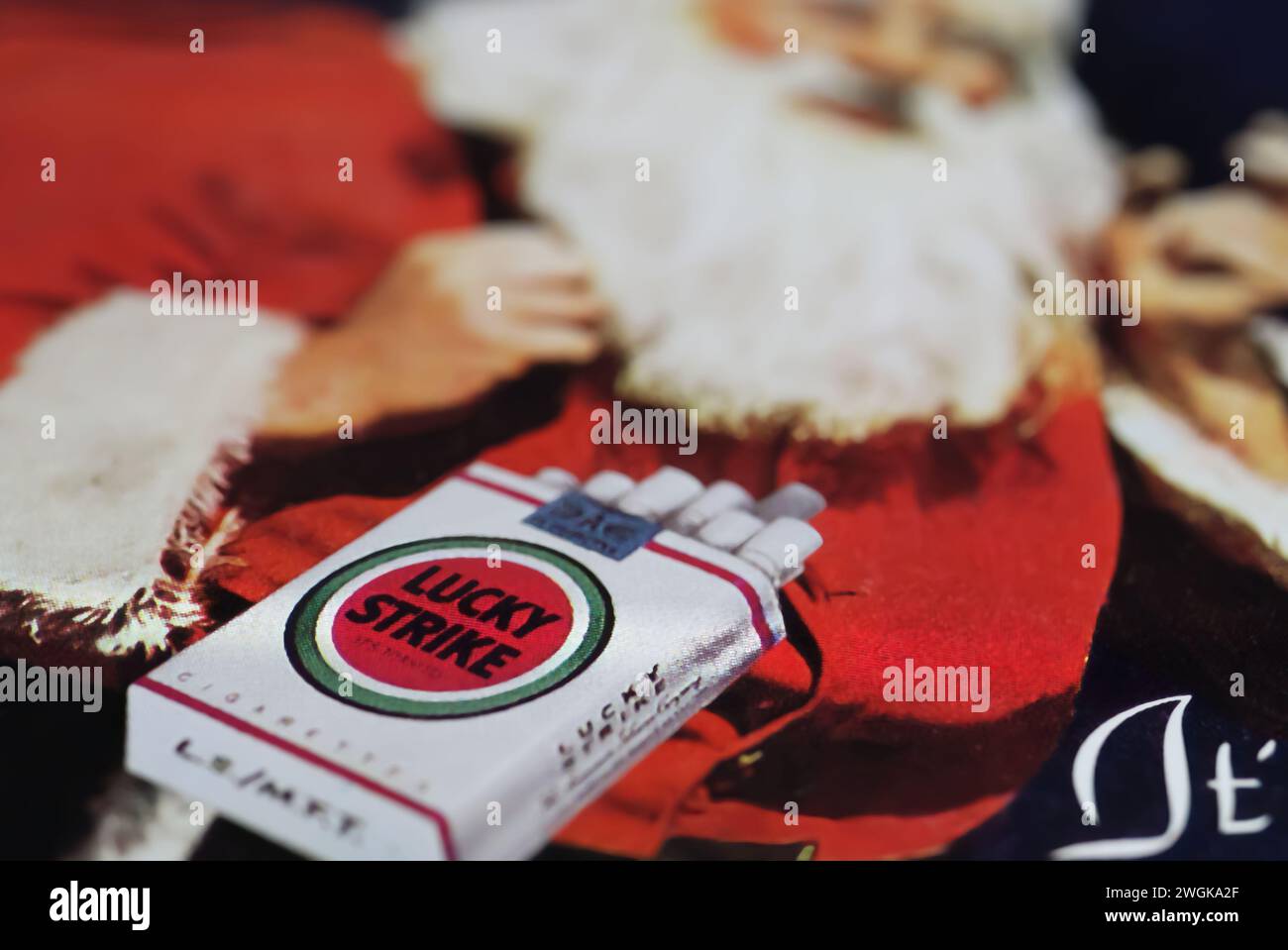 Viersen, Allemagne - 9 janvier. 2024 : gros plan d'une vieille boîte à cigarettes avec une publicité Lucky Strike avec le père noël fumant Banque D'Images Viersen, Allemagne - 9 janvier. 2024 : gros plan d'une vieille boîte à cigarettes avec une publicité Lucky Strike avec le père noël fumant Banque D'Images