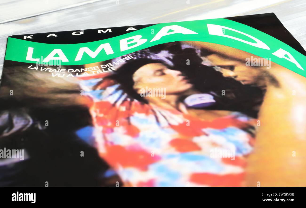 Viersen, Allemagne - 9 janvier. 2024 : gros plan de Kaoma 80's Summer dance hit Lambada vinyle record de 1989 Banque D'Images