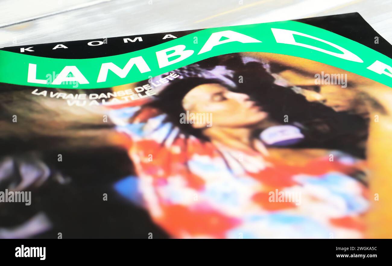 Viersen, Allemagne - 9 janvier. 2024 : gros plan de Kaoma 80's Summer dance hit Lambada vinyle record de 1989 Banque D'Images