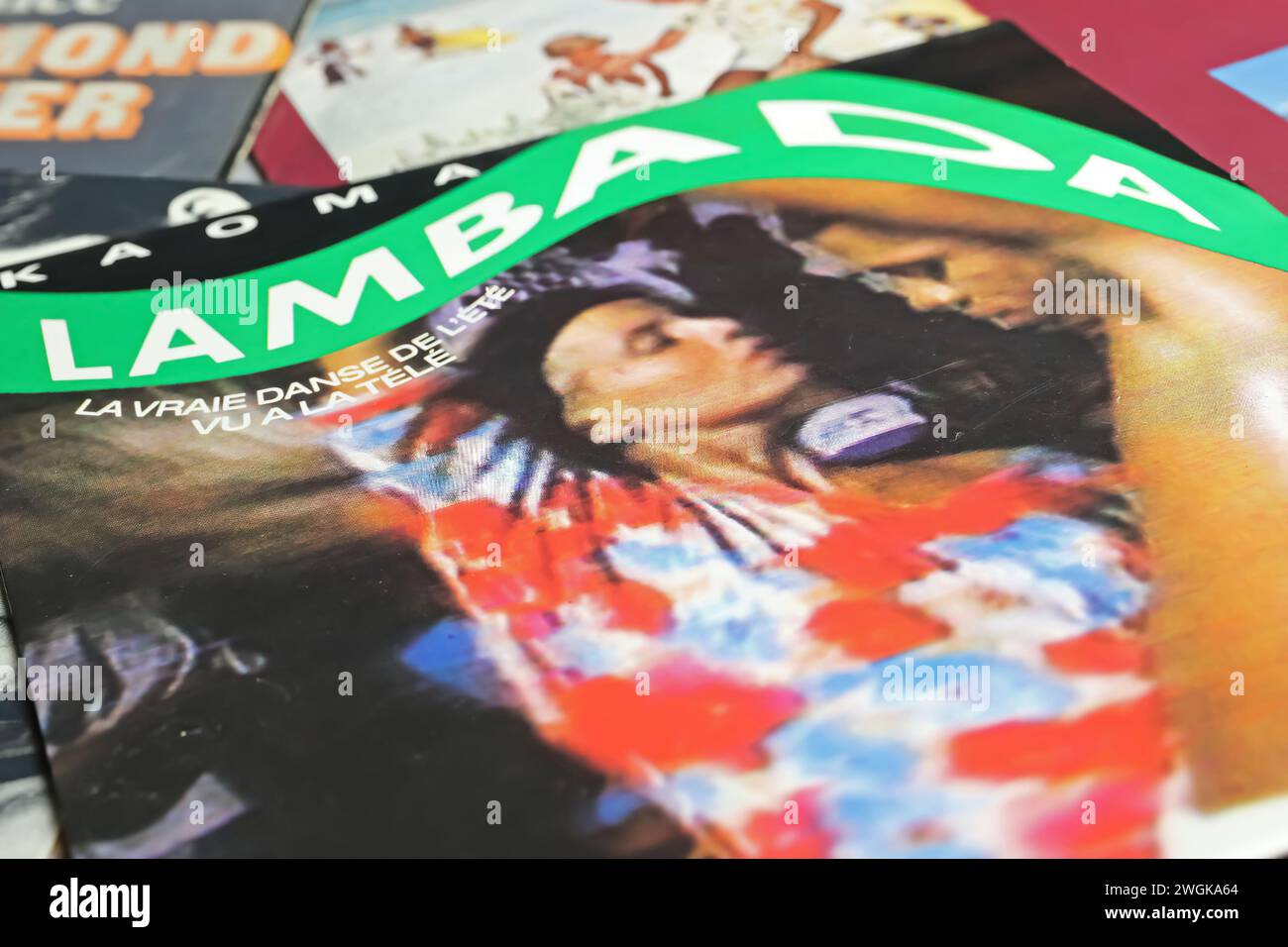 Viersen, Allemagne - 9 janvier. 2024 : gros plan de Kaoma 80's Summer dance hit Lambada vinyle record de 1989 Banque D'Images