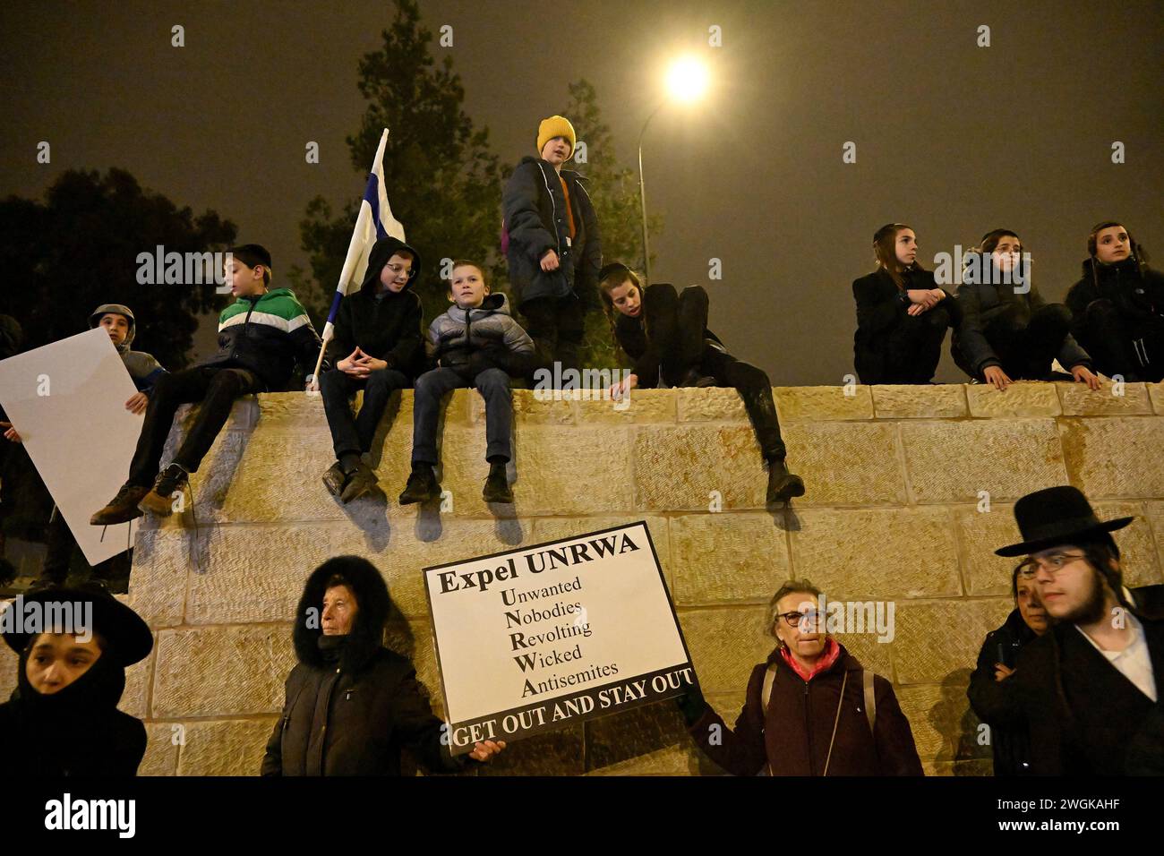 Jérusalem, Israël. 05th Feb, 2024. Des Juifs israéliens de droite tiennent des pancartes contre l'Office de secours et de travail des Nations Unies (UNRWA) lors d'une manifestation devant le siège de l'UNRA à Jérusalem le lundi 5 février 2024. Les manifestants ont appelé à une évacuation immédiate du quartier général des terres de l'État israélien. Photo de Debbie Hill/ crédit : UPI/Alamy Live News Banque D'Images