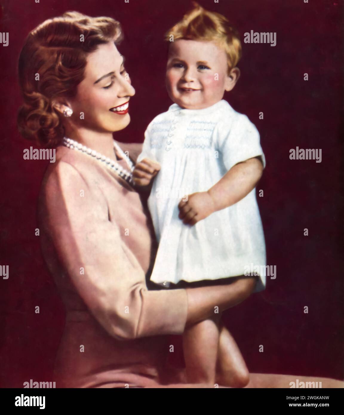 Photographie portrait d'Elizabeth II avec son jeune fils, Charles III, probablement prise en 1950. À cette époque, Elizabeth était princesse, deux ans avant de devenir reine en 1952. Charles, né le 14 novembre 1948, était l'héritier et plus tard monta sur le trône en tant que roi Charles III en 2022. Cette image capture un moment avant le règne d'Elizabeth, mettant en évidence les premières années du futur roi au sein de la famille royale britannique. Banque D'Images