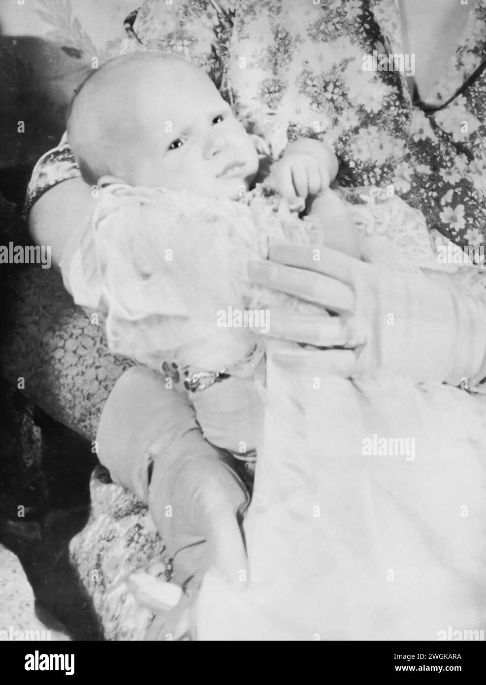 Photographie du nouveau-né royal, la princesse Anne, prise vers 1950. Cette image capture les premiers moments du deuxième enfant d'Elizabeth II et du prince Philip. Née le 15 août 1950, l'arrivée de la princesse Anne marque un ajout important à la famille royale britannique, rejoignant son frère aîné, le futur roi Charles III Banque D'Images