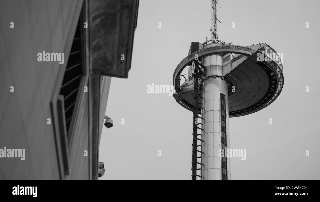 Vue sur le phare de Moncloa, c'est une tour de transmission, construite en 1992, avec un point de vue. 5 février 2024 Madrid, Espagne Banque D'Images