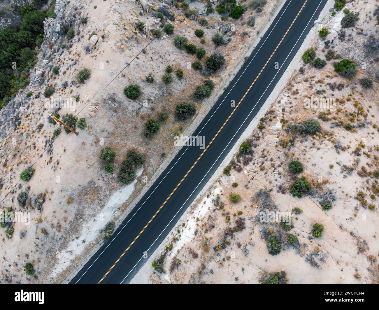 Route goudronnée du désert Blacktop sans voitures comme vu d'en haut Banque D'Images