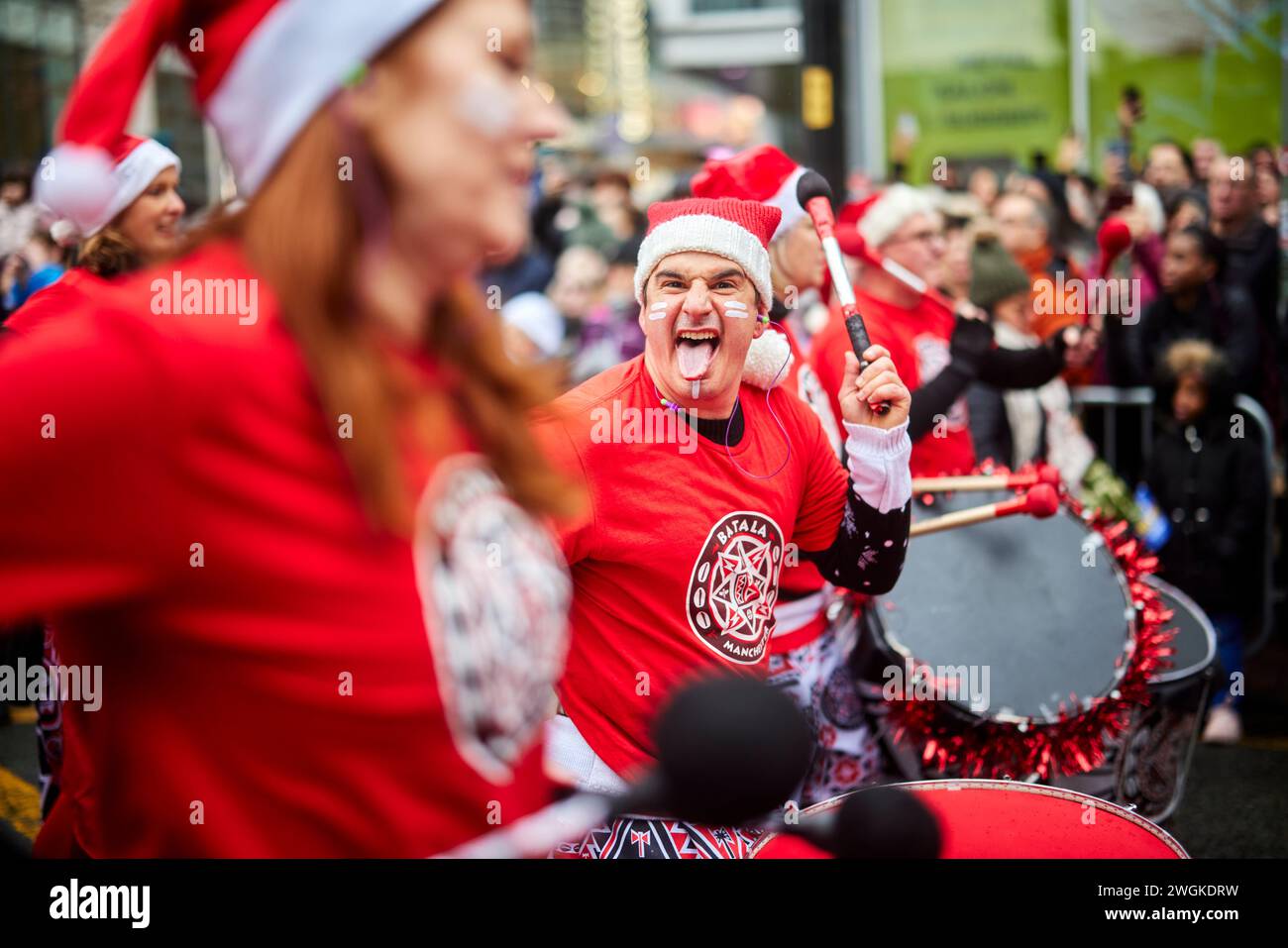 Manchester Christmas Parade 2023 fait son chemin dans les rues du centre-ville pour la deuxième année Banque D'Images