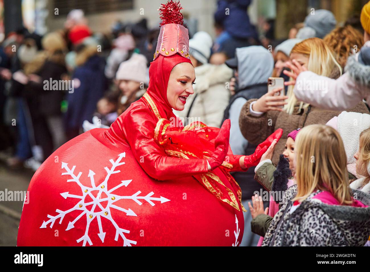 Manchester Christmas Parade 2023 fait son chemin dans les rues du centre-ville pour la deuxième année Banque D'Images