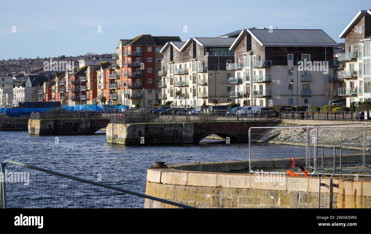 Barry, Vale of Glamorgan, pays de Galles 02 février 2024 ; avec les maisons East Quay presque terminées, le conseil met la pression sur les promoteurs pour terminer l'aménagement paysager Banque D'Images