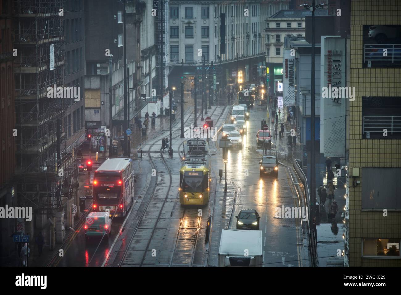 Centre-ville de Manchester sur un matin d'hiver froid et humide le long de High Street Banque D'Images