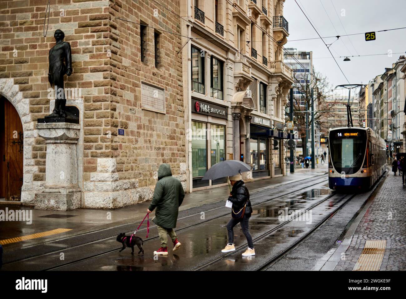 Genève ville en Suisse Berthelier Statue partie et ancienne tour du château avec passage Transports publics Genevois TPG Banque D'Images