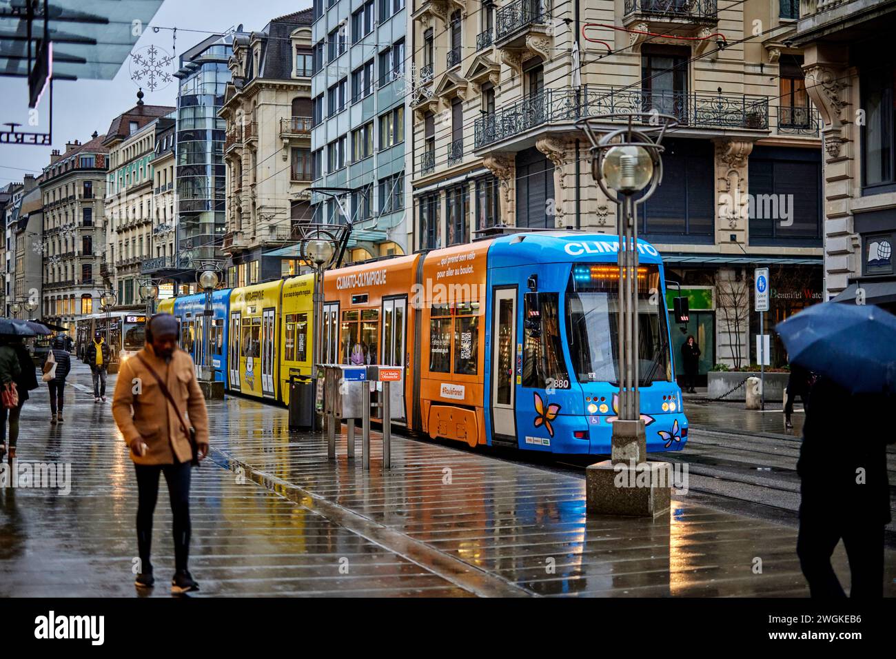 Genève ville en Suisse Rue de Rive shopping sous la pluie et Transports publics Genevois TPG Banque D'Images
