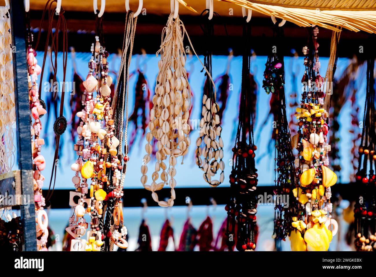 Vendeur de plage avec des bijoux de style plage fabriqués à la main et des bracelets colorés à vendre pour les touristes Banque D'Images