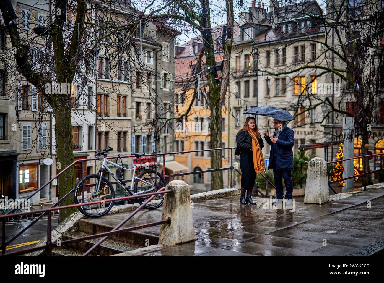 Genève ville en Suisse couple discutant sous la pluie Banque D'Images