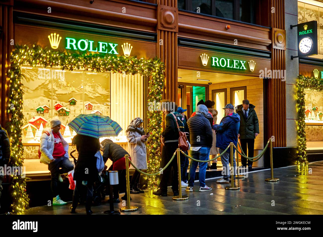 Genève ville en Suisse faisant la queue dans un magasin de montres Rolex de luxe Banque D'Images